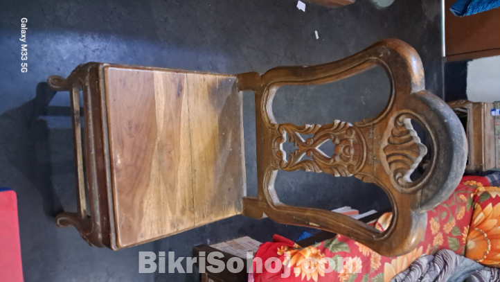 কাঠের চেয়ার